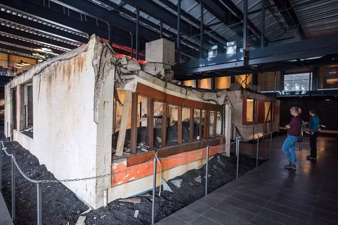  Năm 2014, chính quyền địa phương đã cho xây dựng một bảo tàng ngay trên khu vực bị ảnh hưởng năm 1973 và trưng bày chính những ngôi nhà và các vật dụng đổ nát cùng tro núi lửa. Tầng một của bảo tàng dành riêng cho vụ phun trào Eldfell. Ở tầng hai có chủ đề dành riêng cho Surtsey, hòn đảo 