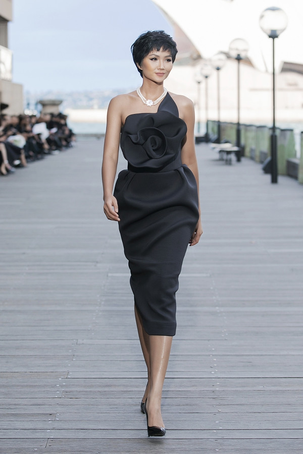 Nhà thiết kế Đỗ Mạnh Cường trình làng bộ sưu tập 'Back to nature' tại Sydney, Australia. Hoa hậu H'Hen Niê đảm nhận vai trò mở màn show diễn Xuân Hè 2019 của Đỗ Mạnh Cường. Nhà thiết kế Đỗ Mạnh Cường trình làng bộ sưu tập 'Back to nature' tại Sydney, Australia. Hoa hậu H'Hen Niê đảm nhận vai trò mở màn show diễn Xuân Hè 2019 của Đỗ Mạnh Cường.