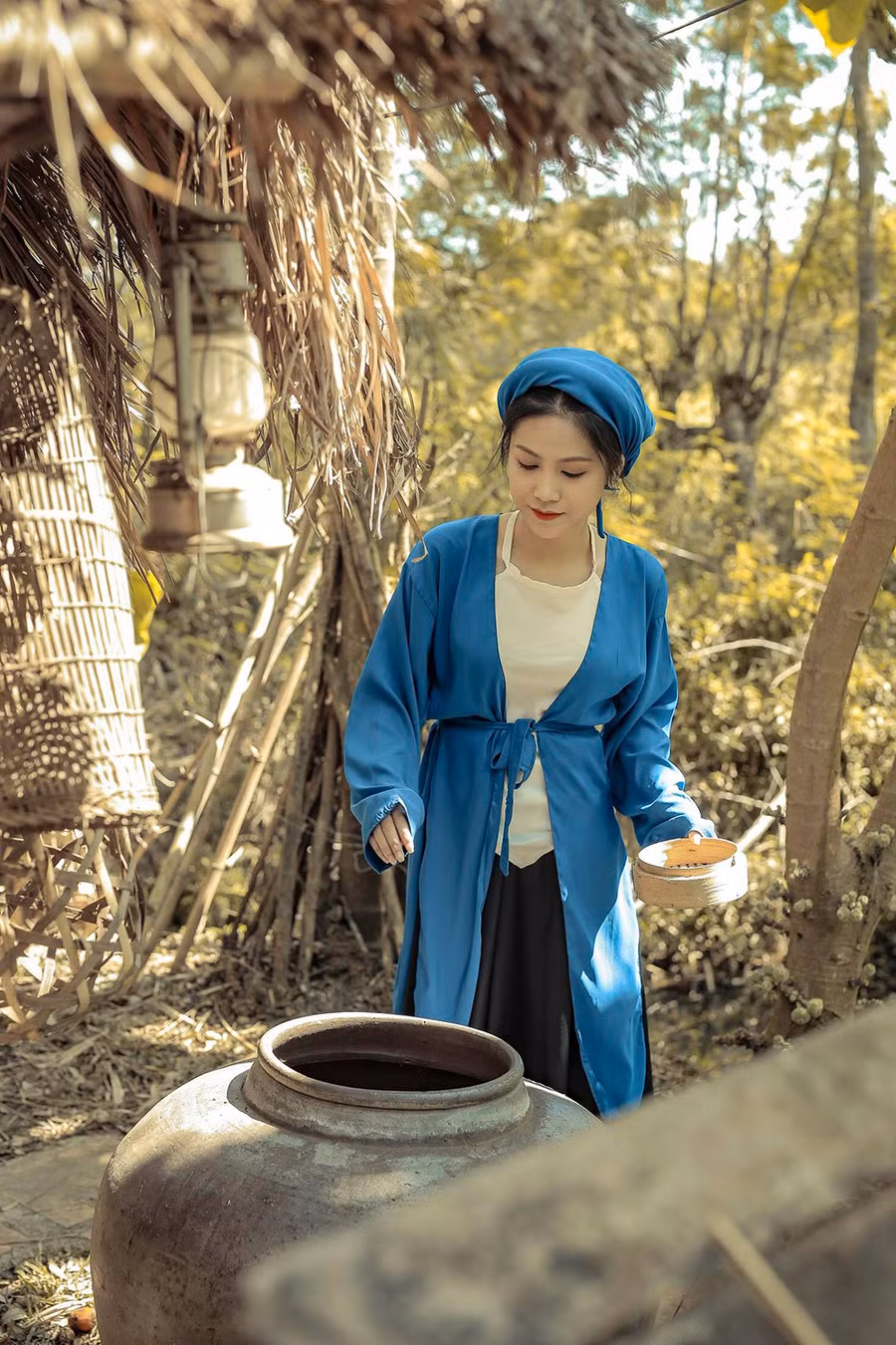 Lớp 12A2 thực hiện bộ ảnh với chủ đề “Kỷ yếu tác phẩm văn học dân gian Việt Nam thời hiện đại”.