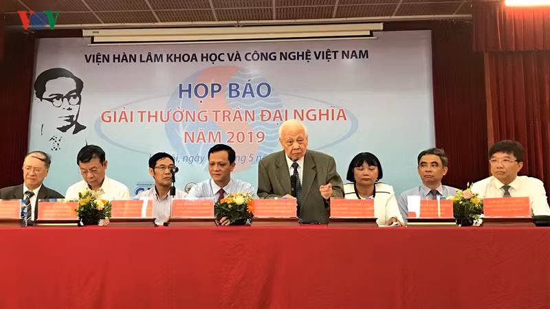 Giáo sư - Viện sĩ Nguyễn Văn Hiệu phát biểu tại buổi họp báo.