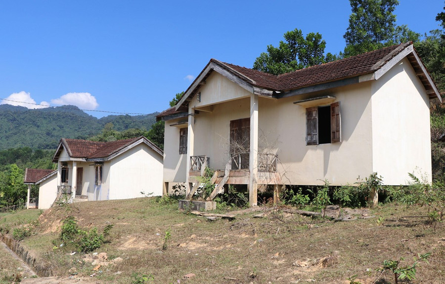 Nhiều nhà ở khu tái định cư của làng Vương xã Đăk Nên huyện Kon Plông (Kon Tum) bỏ hoang. (Ảnh: Cao Nguyên/TTXVN)