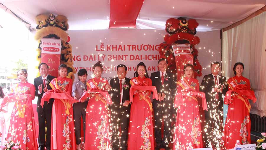 Cắt băng khai trương Văn phòng Tổng Đại lý Pleiku.  Cắt băng khai trương Văn phòng Tổng Đại lý Pleiku.