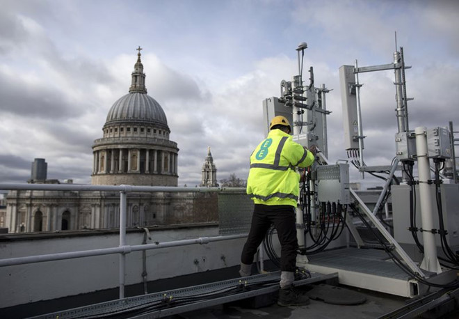 Một nhân viên nhà mạng EE ở Anh đang kiểm tra thiết bị Huawei