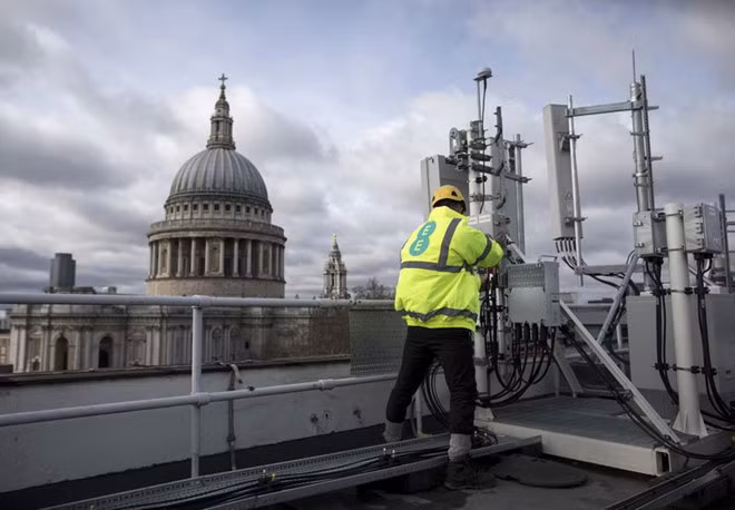 Một nhân viên nhà mạng EE ở Anh đang kiểm tra thiết bị Huawei