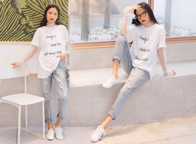 Áo thun và quần jeans là cặp đôi quen thuộc trong set đồ dạo phố của bạn gái, giúp mang lại sự khỏe khoắn, phong cách cho người mặc đồng thời giúp ăn gian tuổi hiệu quả. Sự ăn ý giữa áo thun và quần jeans đã được kiểm chứng qua nhiều kiểu phối khác nhau, bạn có thể chọn áo thun trơn, áo in chữ hay màu mè để phối cùng quần jeans ống đứng, ống loe hay skinny jeans. Nếu thích sự phóng khoáng trong trang phục, bạn có thể thả áo ngoài quần, hoặc bỏ vào trong quần khi phối cùng jeans ống rộng để set đồ trông gọn gàng hơn. 