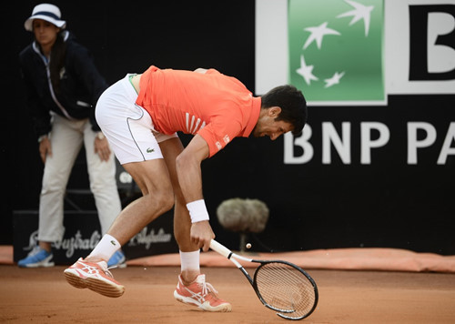  Djokovic tỏ ra không hài lòng với chính mình và đập vợt trên sân