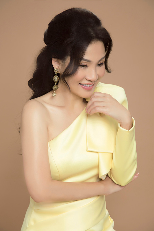 Từ mẫu váy tạo khối và khai thác khoảng hở ý nhị, nhà thiết kế sử dụng thêm tông màu vàng nhạt để tăng độ phong phú. Từ mẫu váy tạo khối và khai thác khoảng hở ý nhị, nhà thiết kế sử dụng thêm tông màu vàng nhạt để tăng độ phong phú.