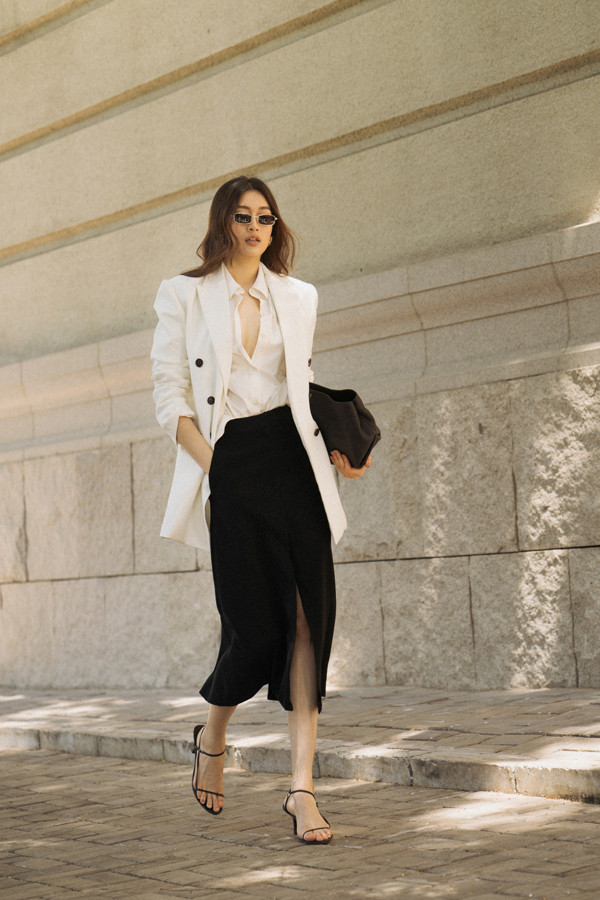 Trang phục đơn sắc, kiểu dáng hiện đại giúp người đẹp khoe nét sang trọng, thanh lịch khi xuống phố. Trang phục đơn sắc, kiểu dáng hiện đại giúp người đẹp khoe nét sang trọng, thanh lịch khi xuống phố.