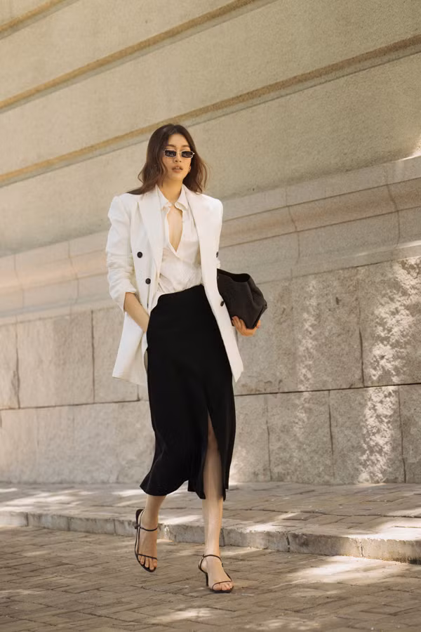  Trang phục đơn sắc, kiểu dáng hiện đại giúp người đẹp khoe nét sang trọng, thanh lịch khi xuống phố.