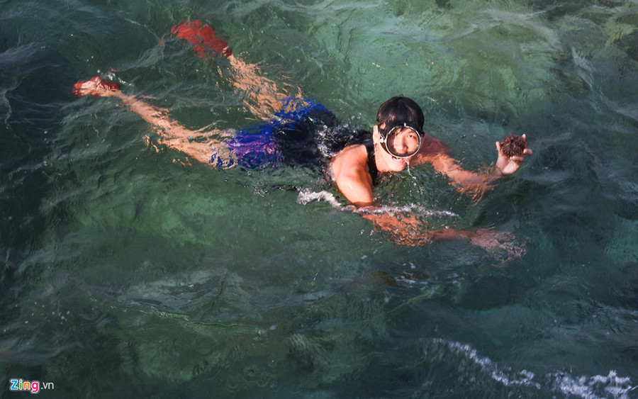  Chàng trai 9X lặn bắt nhum nấu cháo phục vụ du khách.