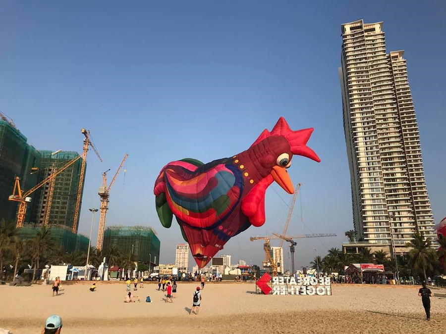 Những chiếc khinh khí cầu nhiều sắc màu trên biển cuốn hút du khách.