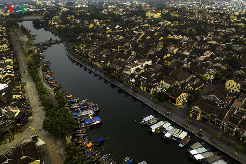  Trên bến dưới thuyền.