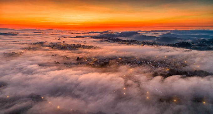 Sương mây giăng trên trung tâm phố núi với những căn nhà ẩn hiện lúc bình minh.