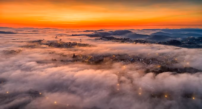 Sương mây giăng trên trung tâm phố núi với những căn nhà ẩn hiện lúc bình minh.