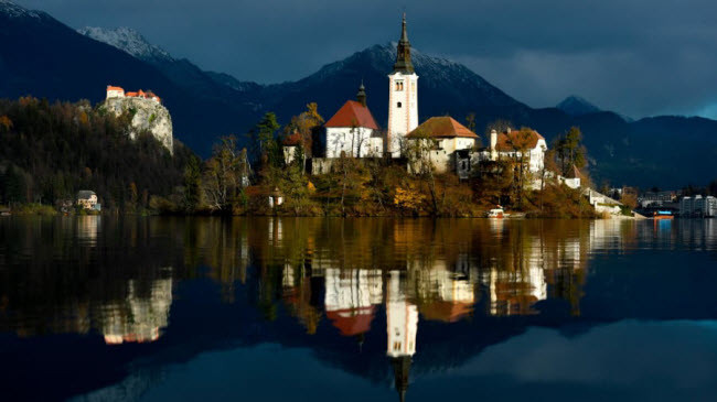  Hồ Bled, Slovenia: Hồ Bled nằm dưới chân núi Julian Alps và được là một trong những điểm bơi và đi bộ đường trường hấp dẫn nhất châu Âu. 