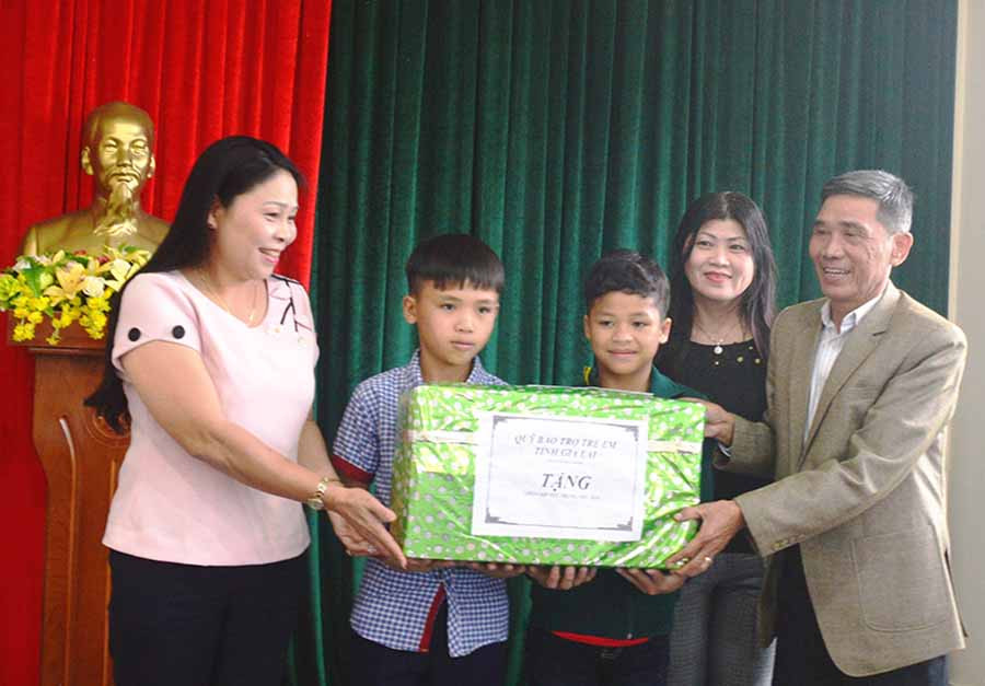  Bà Huỳnh Nữ Thu Hà-Ủy viên Ban Thường vụ Tỉnh ủy, Phó Chủ tịch UBND tỉnh, Chủ tịch Hội đồng Quản lý Quỹ Bảo trợ trẻ em tỉnh trao quà cho trẻ em mồ côi tại làng trẻ em SOS Pleiku. Ảnh: Đ.Y