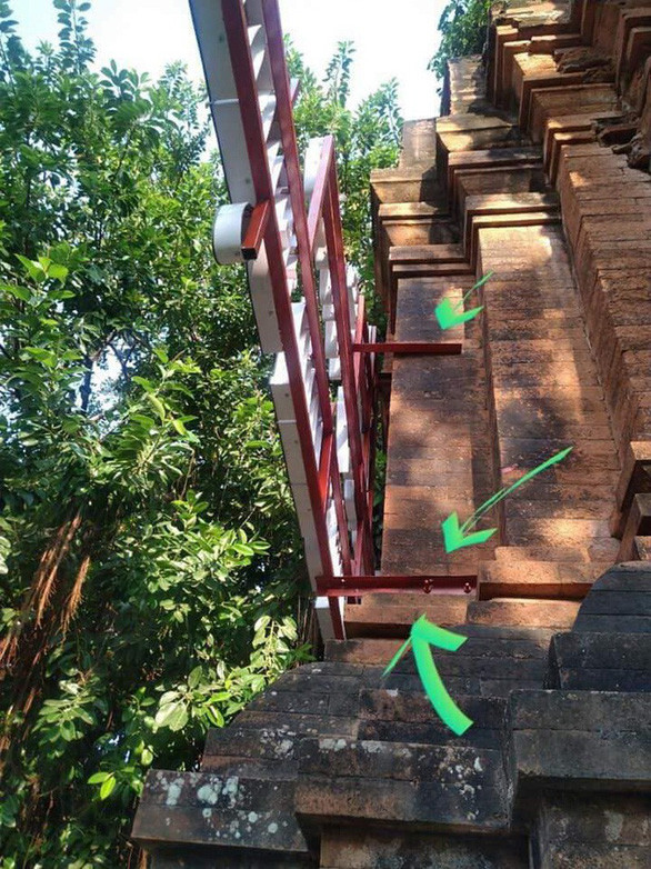 Các ốc vít được khoan vào gạch - Ảnh: HOÀNG ANH