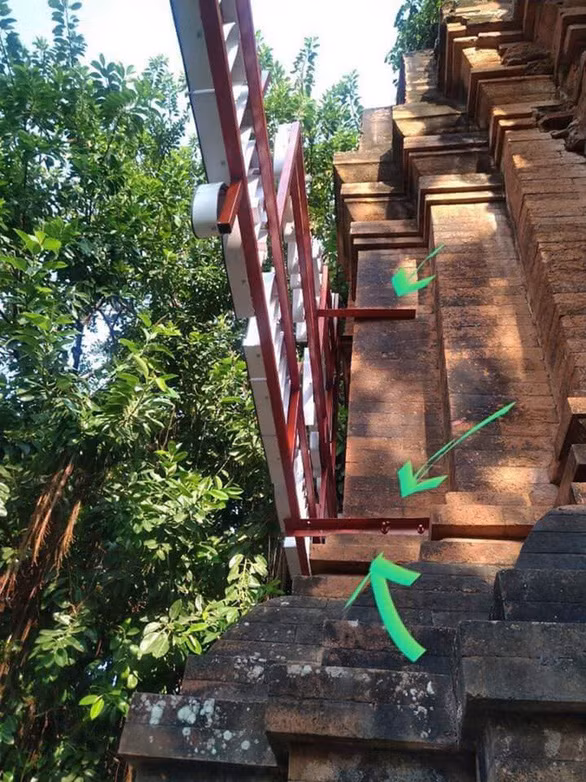 Các ốc vít được khoan vào gạch - Ảnh: HOÀNG ANH