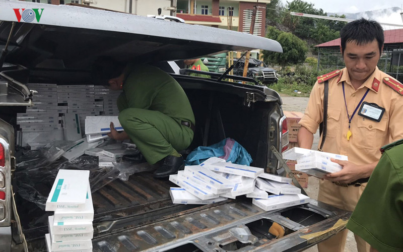 Lực lượng chức năng kiểm đếm số thuốc lá lậu. Lực lượng chức năng kiểm đếm số thuốc lá lậu.