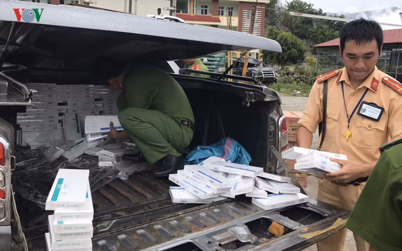 Lực lượng chức năng kiểm đếm số thuốc lá lậu.