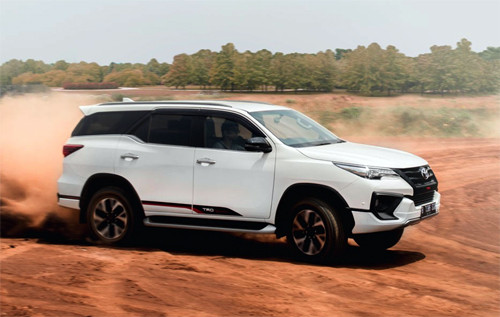 Fortuner TRD 2019 lăn bánh tại Indonesia. Ảnh: Toyota