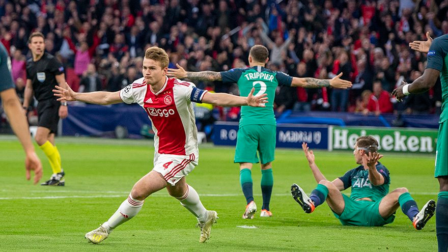 Ajax ghi 2 bàn ngay trong hiệp 1.