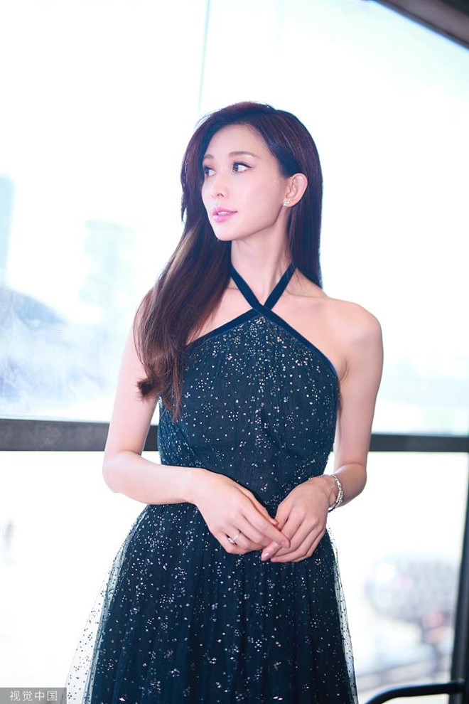 Sina đưa tin ngày 28/5, Lâm Chí Linh tham dự sự kiện của một thương hiệu. Người đẹp yêu kiều trong trang phục đầm xanh khoe vai trần gợi cảm cùng mái tóc suôn dài ngang lưng. Nhan sắc U50 của siêu mẫu Đài Loan luôn khiến người hâm mộ phải xuýt xoa mỗi lần cô xuất hiện trước công chúng.