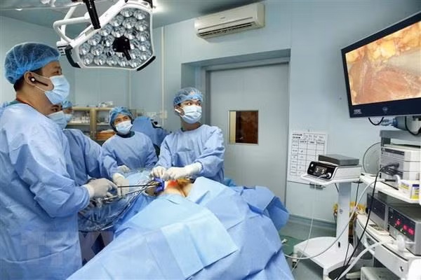  Một ca phẫu thuật nội soi. (Ảnh: Dương Ngọc/TTXVN)