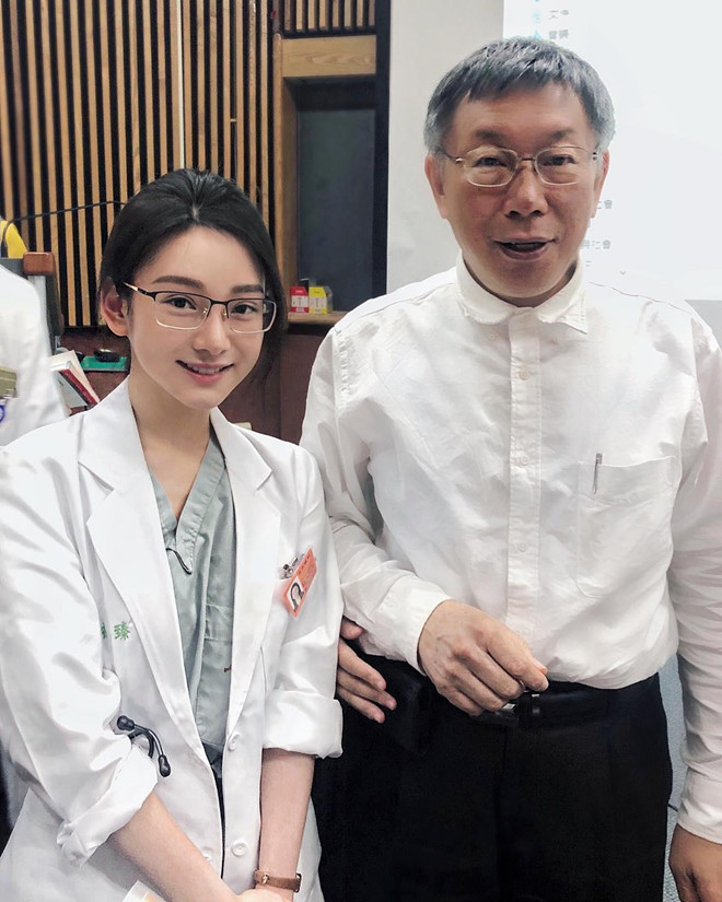  Jen Lee hiện là nữ sinh của khoa Y, Đại học Sydney, Australia. Vào cuối năm ngoái, Lee trở về Đài Loan để thực tập tại Bệnh viện Đại học Quốc gia. 