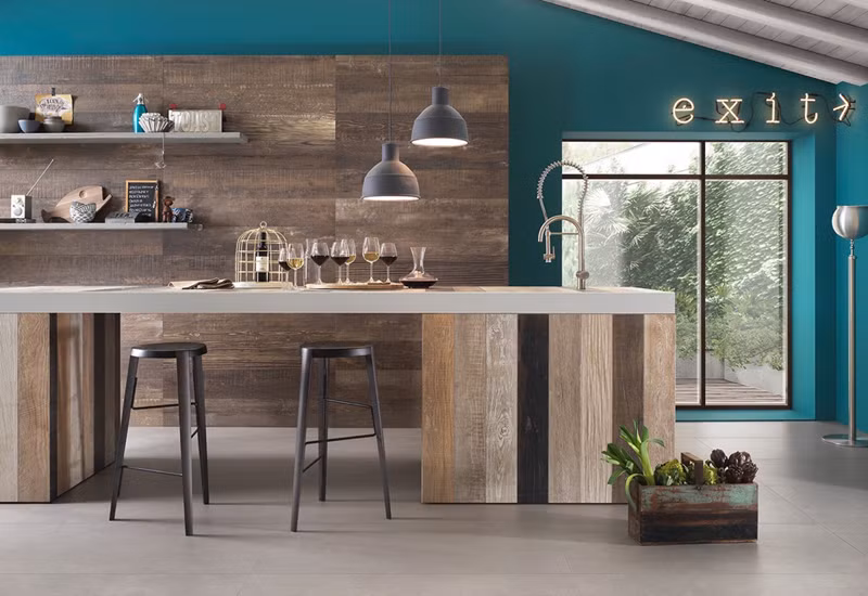 Tường nhà bếp ốp bằng gỗ tự nhiên mang đến vẻ ngoài mộc mạc, ấm cúng thích hợp với những gia đình trẻ nhưng có tính cách trầm tĩnh, hoài cổ.