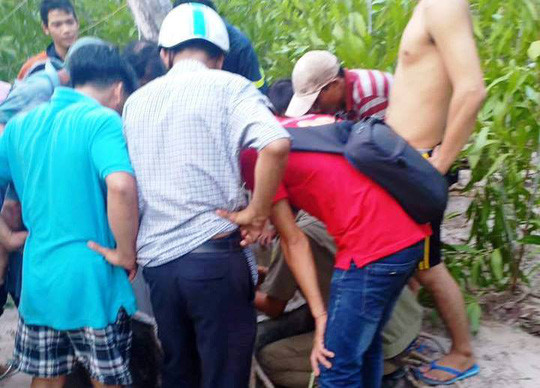 Tìm cách giải cứu thanh niên nhảy xuống giếng (Ảnh: Thanh niên La Gi) Tìm cách giải cứu thanh niên nhảy xuống giếng (Ảnh: Thanh niên La Gi)