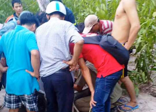 Tìm cách giải cứu thanh niên nhảy xuống giếng (Ảnh: Thanh niên La Gi)