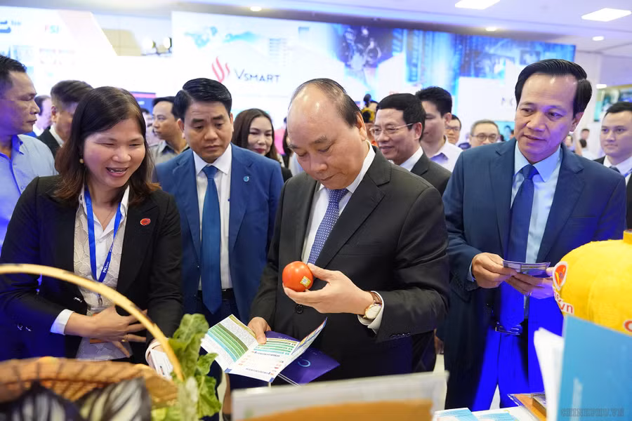 Thủ tướng thăm các gian hàng được trưng bày tại bức tường công nghệ Việt. Ảnh: VGP/Quang Hiếu