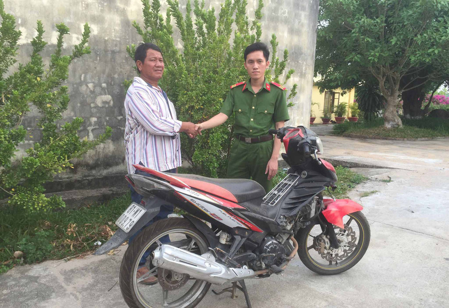 Đại diện công an huyện Ia Pa trả tài sản cho ông Thới. Ảnh: Cao Phong
