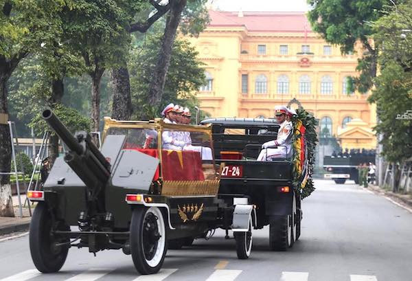Đoàn xe chở linh cữu nguyên Chủ tịch nước, Đại tướng Lê Đức Anh đi qua Phủ chủ tịch. Ảnh: Gia Chính Đoàn xe chở linh cữu nguyên Chủ tịch nước, Đại tướng Lê Đức Anh đi qua Phủ chủ tịch. Ảnh: Gia Chính
