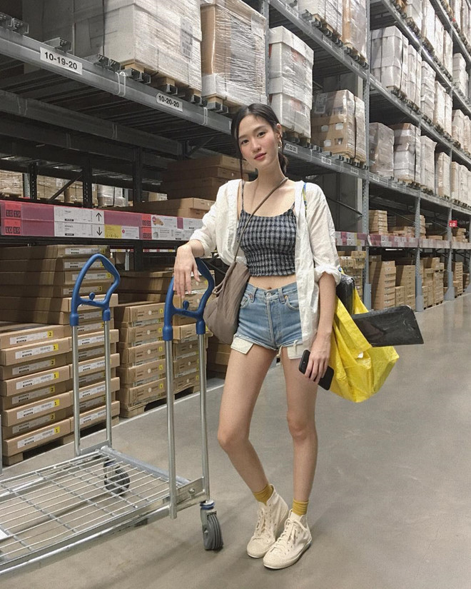 Áo sơ mi khoác ngoài sẽ biến tấu set đồ áo 2 dây và quần short sành điệu hơn trong những chuyến du lịch biển ngày hè. Áo sơ mi trắng cũng giống bạn tránh nóng và chống nắng hiệu quả hơn. Áo sơ mi khoác ngoài sẽ biến tấu set đồ áo 2 dây và quần short sành điệu hơn trong những chuyến du lịch biển ngày hè. Áo sơ mi trắng cũng giống bạn tránh nóng và chống nắng hiệu quả hơn.