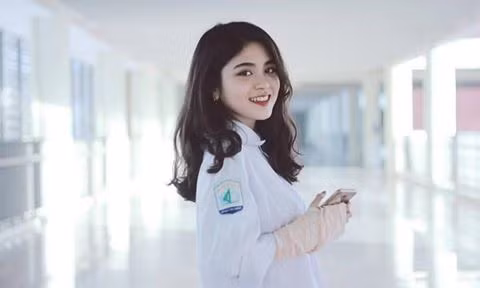 Nguyễn Hải Yến (sinh năm 2000) từng gây chú ý bởi nụ cười rạng rỡ trong bộ đồng phục học sinh. Sở hữu mái tóc dài, gương mặt thanh tú, Yến hiện là mẫu ảnh cho nhiều shop thời trang online. Hiện trang cá nhân của cô có hơn 12.000 người theo dõi.