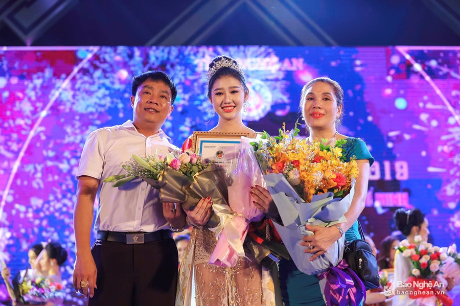 Niềm hạnh phúc của Trịnh Thị Hà Thương và các thành viên trong gia đình tại buổi trao giải. 