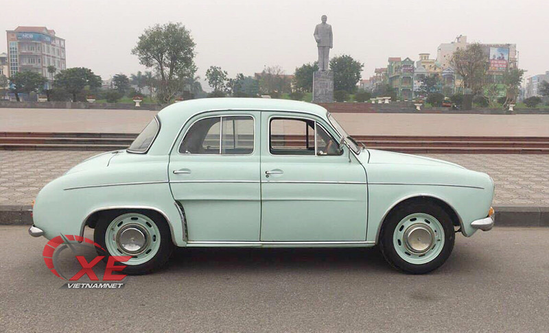 Renault Dauphine thiết kế theo kiểu 3 khoang, rất tiện dụng cho nhu cầu xe gia đình và chở khách thời bấy giờ Renault Dauphine thiết kế theo kiểu 3 khoang, rất tiện dụng cho nhu cầu xe gia đình và chở khách thời bấy giờ