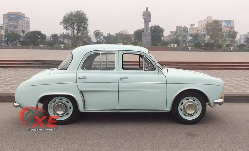 Renault Dauphine thiết kế theo kiểu 3 khoang, rất tiện dụng cho nhu cầu xe gia đình và chở khách thời bấy giờ