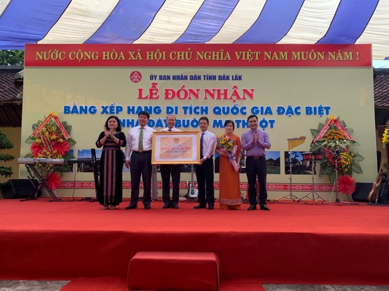 Đại diện Bộ VHTT và Du Lịch trao bằng công nhận Di sản đặc biết cấp quốc gia Nhà đày cho đại diện UBND tỉnh Đắk Lắk.  Đại diện Bộ VHTT và Du Lịch trao bằng công nhận Di sản đặc biết cấp quốc gia Nhà đày cho đại diện UBND tỉnh Đắk Lắk.