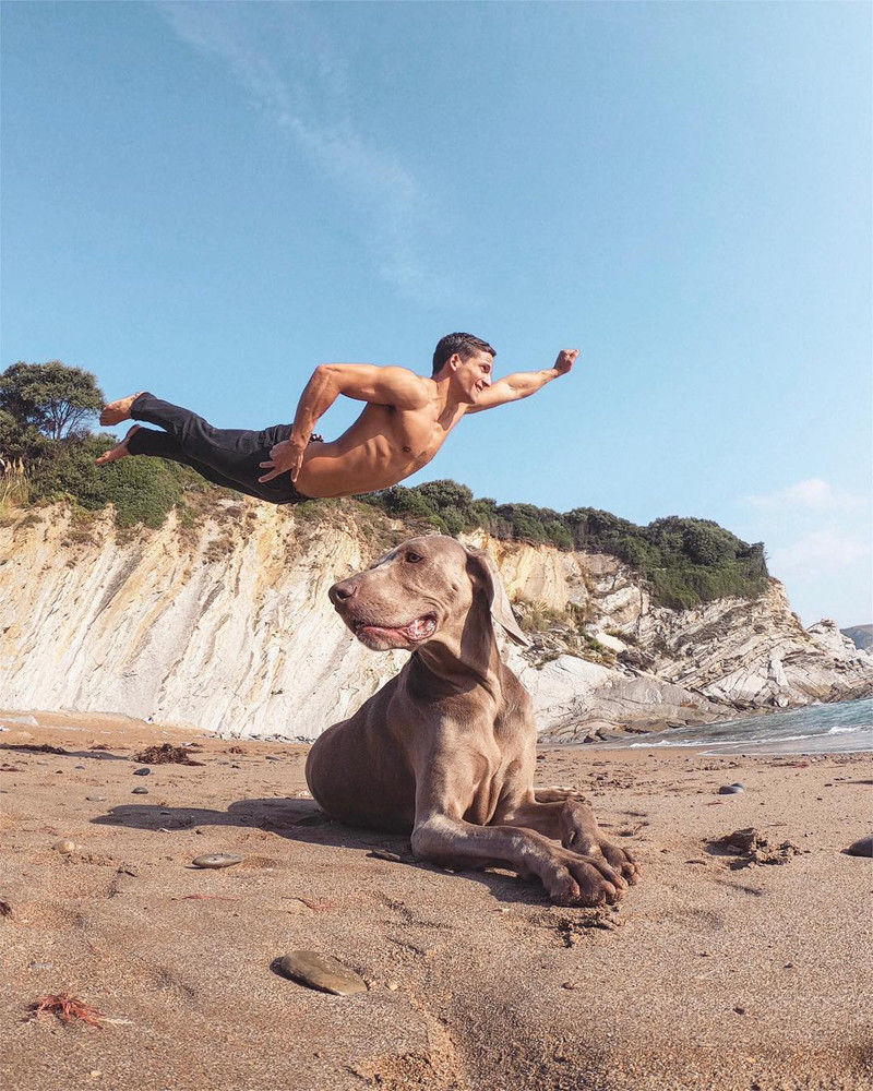 "Siêu nhân" và chú chó của anh ta.