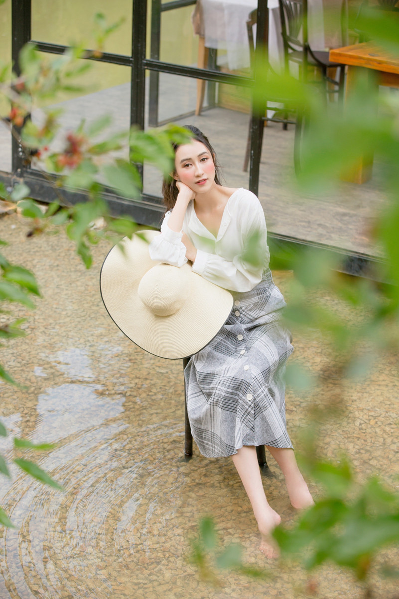 Có thể thấy Hà Thu hôm nay so với thời mới đăng quang Á hậu Đại dương 2014 là một phiên bản hiện đại, thời thượng hơn nhiều.