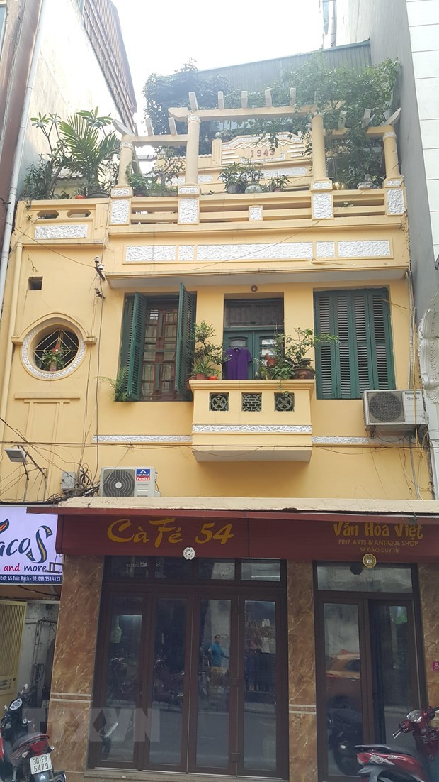 Tầng 2 một ngôi nhà trên phố Đào Duy Từ hoàn thành việc chỉnh trang. Ảnh: Đinh Thuận/TTXVN) Tầng 2 một ngôi nhà trên phố Đào Duy Từ hoàn thành việc chỉnh trang. Ảnh: Đinh Thuận/TTXVN)