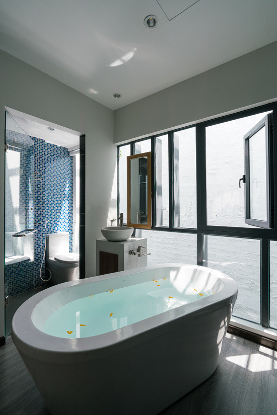 Bồn tắm nằm trong phòng ngủ lớn.