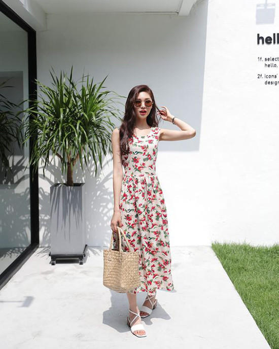  Người bạn đồng hành lý tưởng của các mẫu váy hoa mùa hè là phụ kiện mây tre đan theo xu hướng thời trang bền vững.