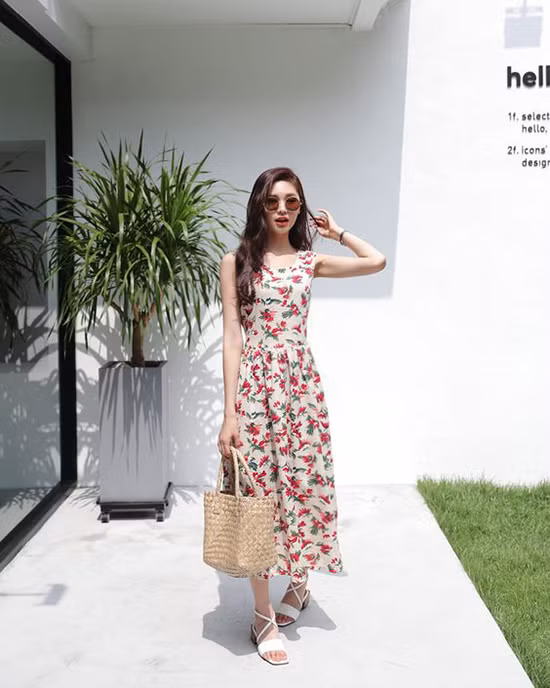  Người bạn đồng hành lý tưởng của các mẫu váy hoa mùa hè là phụ kiện mây tre đan theo xu hướng thời trang bền vững.