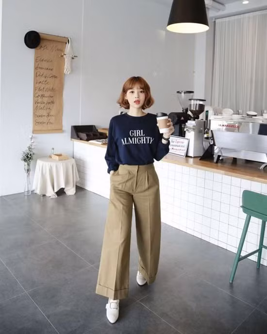  Không thể 'hack dáng' như các kiểu quần ống côn, quần skinny nên đây không phải là trang phục phù hợp với các nàng 'nấm lùn'.