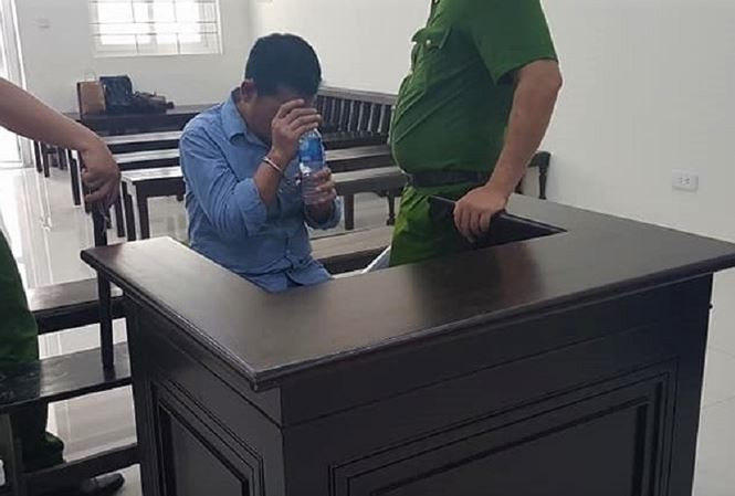 Bị cáo Chử Tuấn Sơn được công an canh giữ tại tòa.