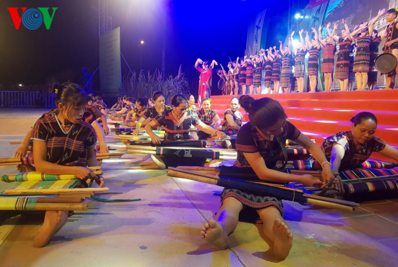  Ban Tổ chức trao giải A cho các tiết mục biểu diễn văn nghệ quần chúng.